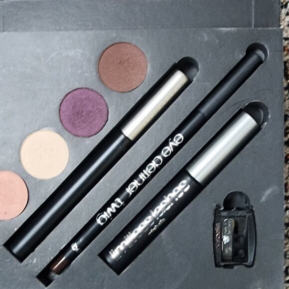 Mirabella Custom Eyes Complete Kit for accentuating Blue eyes - Picture 2 of 3